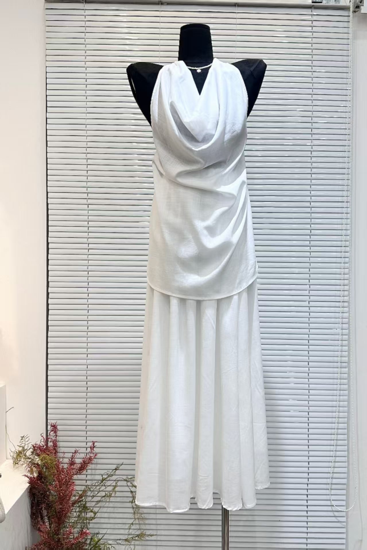 French temperament backless skirt set